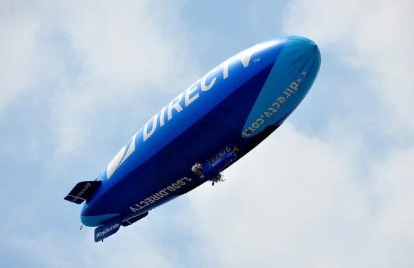 NYC: Direct TV Advertising Blimp Flying over Harlem — Stock Photo, Image