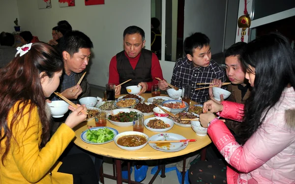 Pengzhou, China: Cena familiar para celebrar el Año Nuevo Chino —  Fotos de Stock