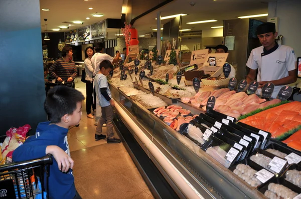 Bangkok, Thailand: Fish and Seafood Counter at Central Chitloom Food Hall — Stock Photo, Image