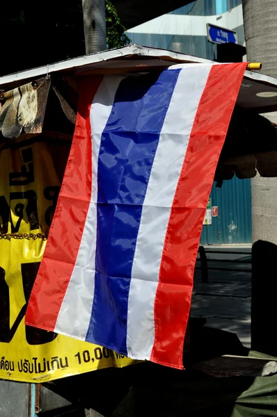 Bangkok, Thaïlande : drapeau thaïlandais rouge, blanc et bleu — Photo