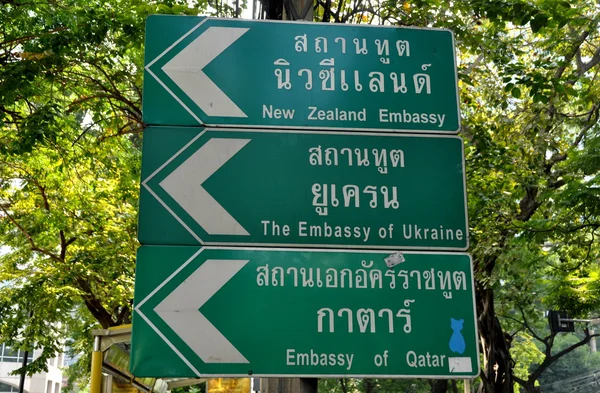 Bangkok, Tailandia: Carteles callejeros de la embajada en la carretera inalámbrica —  Fotos de Stock