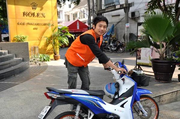 Bangkok, Thailand: Young Thai Man with his Motorcycle — Stock Photo, Image