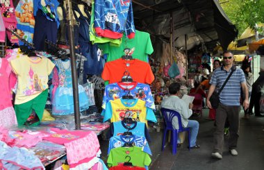 Bangkok, Tayland: thanon ratchaprasong açık semt pazarı satış giyim