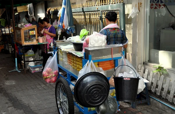 Bangkok, thailand: voedsel leverancier sukhamvit onderweg — Stockfoto
