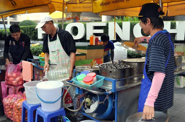 Бангкок, Таиланд: Продавцы продуктов питания на Сукхамвит-роуд — стоковое фото
