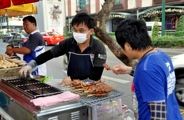 Bangkok, Tayland: sukhamvit yolu üzerinde ızgara paspaslar satan adam — Stok fotoğraf