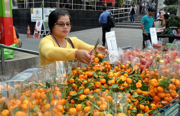 曼谷，泰国： 女人卖新鲜的橘子 — 图库照片