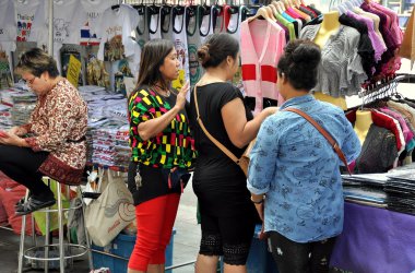 Bangkok, Tayland: kadınlar için açık pazar pazarlık giyim alışveriş