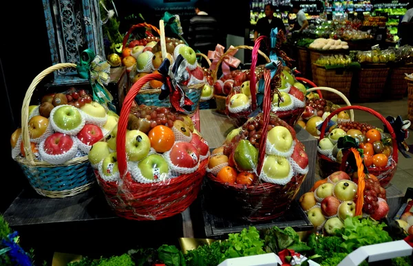 Bangkok, Tailândia: Cestas de frutas de férias no Centrl Chitlom Food Hall — Fotografia de Stock