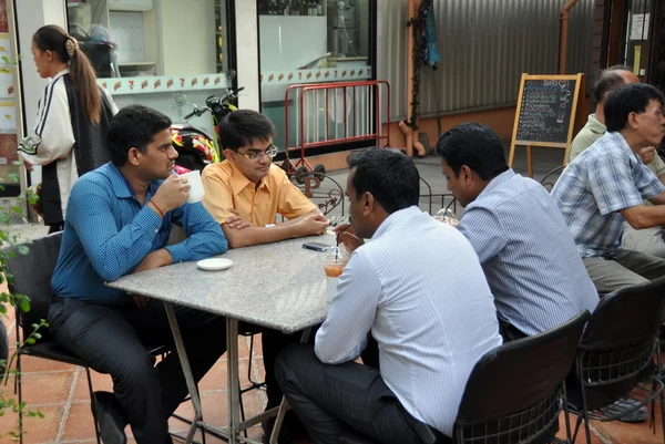 Bangkok, Tailandia: Hombres Beber bebidas en Sidewalk Café — Foto de Stock