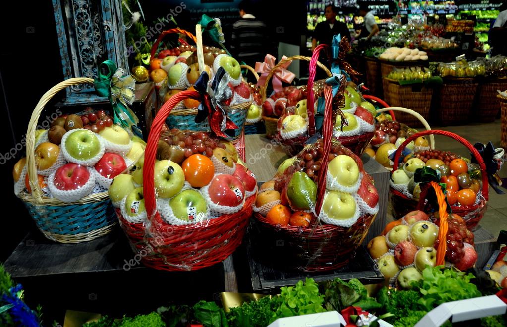 Bangkok, Tailandia: Cestas de frutas navideñas en Centrl Chitlom Food