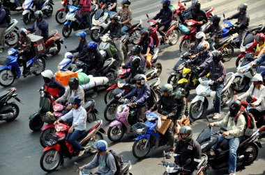 Bangkok, Tayland: motosiklet ve motosiklet binici için yeşil ışık bekliyor