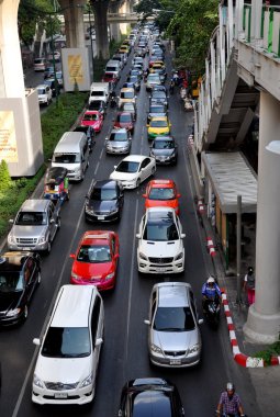 Bangkok, Tayland: trafik jam sukhamvit yolda
