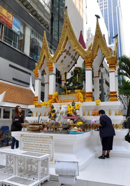 Bangkok, Thajsko: ženy v buddhistické svatyně — Stock fotografie