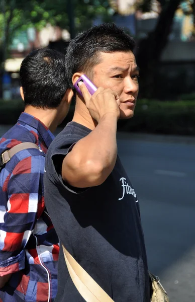 Bangkok, thailand: thai man med hjälp av mobiltelefon — Stockfoto