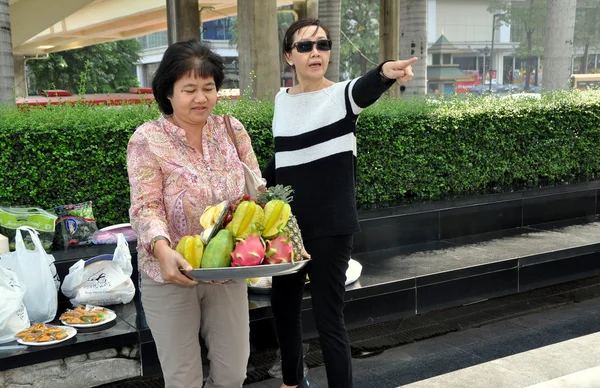 Bangkok, thailand: frauen mit essen opfern beim thailändischen shring — Stockfoto