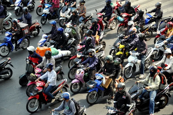Бангкок, Таиланд: мотоциклисты и мотоциклисты в ожидании зеленого света — стоковое фото