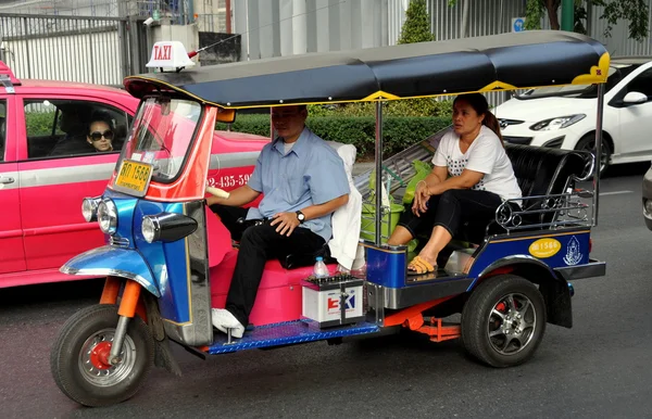 Bangkok, Tailandia: n Tuk-tuk Taxi on Sukhamvit Road — Foto de Stock