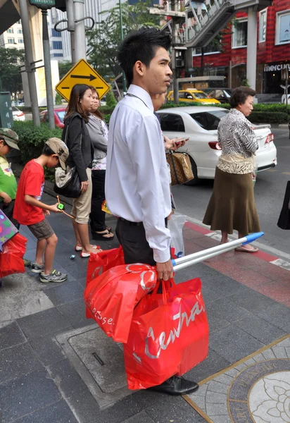 Bangkok, Thaïlande : Homme avec des sacs à provisions — Photo