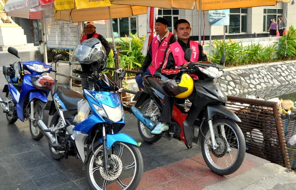 Bangkok, Tailândia: Motorcycle Taxi Drivers — Fotografia de Stock