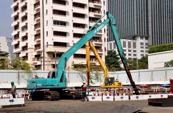 Bangkok, Thailand: Cranes at Apartment Building Construction Site — Stock Photo, Image