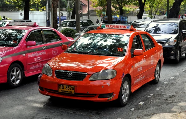 Bangkok, thailand: taxis auf drahtloser straße — Stockfoto