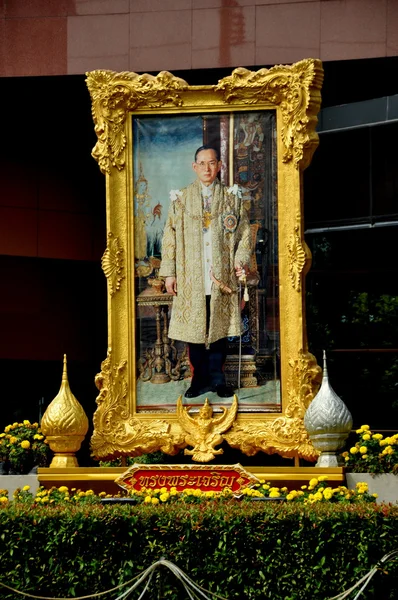 Bangkok, Thailand: Portrait of His Majest King Bumibhol — Stock Photo, Image