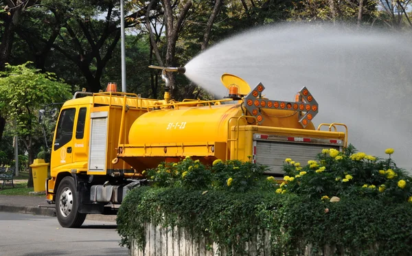 曼谷，泰国： 水的卡车在鲁比尼公园 — 图库照片
