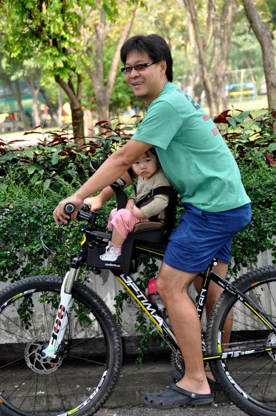 Бангкок, Таиланд: отец и дочь катаются на лошадях в парке Лини — стоковое фото