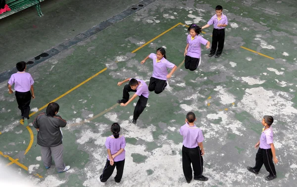 Bangkok, Tailândia: Crianças brincando de corda de salto no pátio da escola — Fotografia de Stock