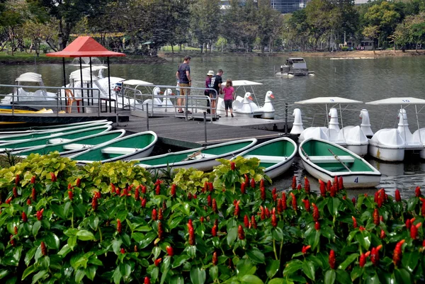 Bangkok, thailand: familie mietet ente tretboot im lumphini park — Stockfoto