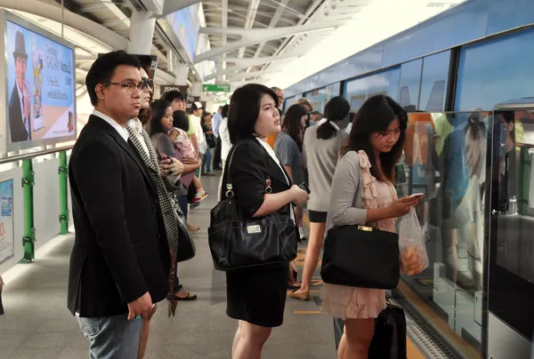 Bangkok, Thailand: Folk går om bord i BTS Skytrain – stockfoto