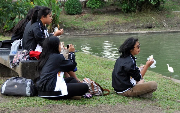 Bangkok, Thailand: Four Women Eating Lunch in Lumphini Park — Stock Photo, Image