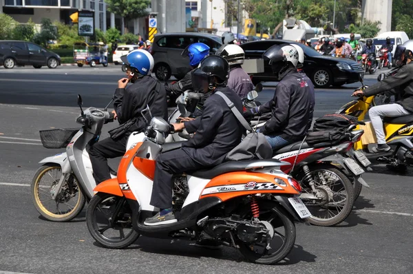 Bangkok, Tailândia: Motociclistas à espera de semáforo — Fotografia de Stock