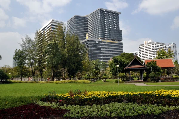 Bangkok, thailand: lumphini park tuinen en moderne kantoortorens — Stockfoto