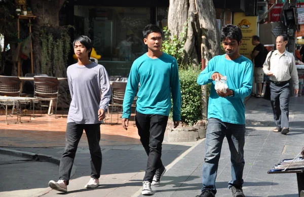 Bangkok, Thaïlande : Des hommes thaïlandais se réveillent sur Sukhamvit Road — Photo