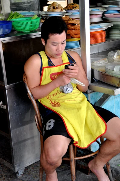 Bangkok, Thaïlande : Un homme vérifie son téléphone portable — Photo