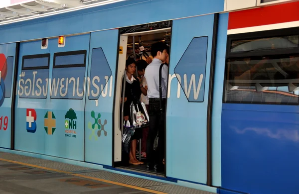 Bangkok, thailand: bts skytrain mit passagieren — Stockfoto