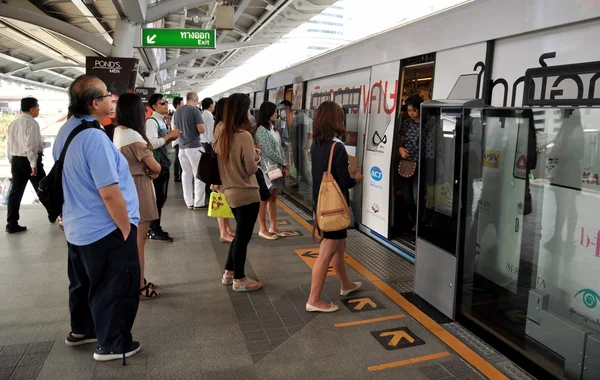 Bangkok, Tailândia: Embarque de pessoas BTS Skytrain — Fotografia de Stock