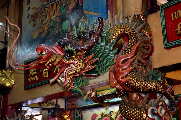 Bangkok, Thailandia: Figura del drago al tempio cinese — Foto Stock