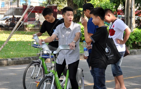 Bangkok, Tailândia: Adolescentes em Lumphini Park — Fotografia de Stock