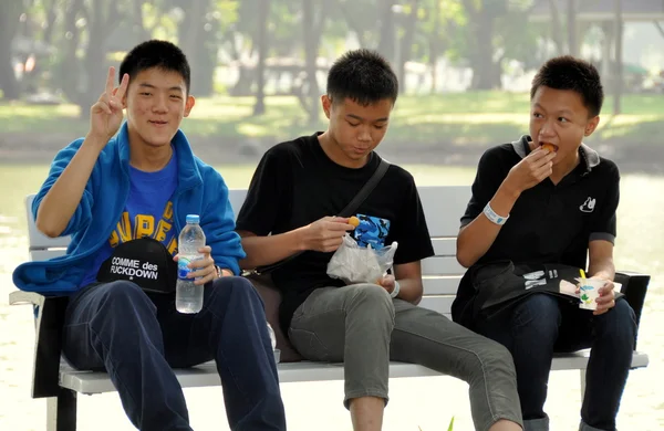 Bangkok, thailand: drie tieners in lumphini park — Stockfoto