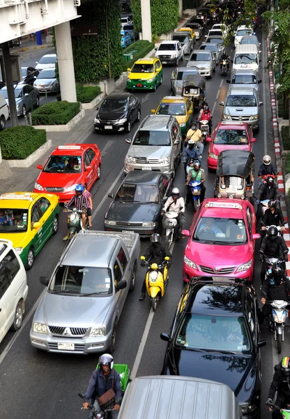 Bangkok, thailand: spitsuur verkeer op sukhamvit weg — Stockfoto