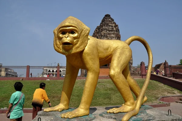 Lopburi, Tailândia: Estátua do Macaco Dourado em Wat San Yot — Fotografia de Stock