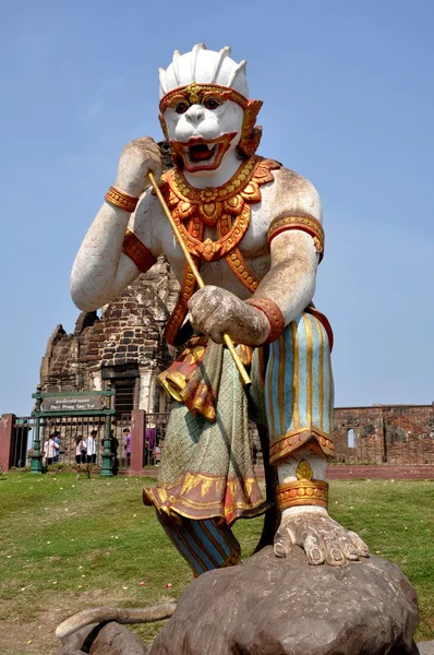 Lopburi, Tajlandia: małpa olbrzymi posąg w wat san yot — Zdjęcie stockowe