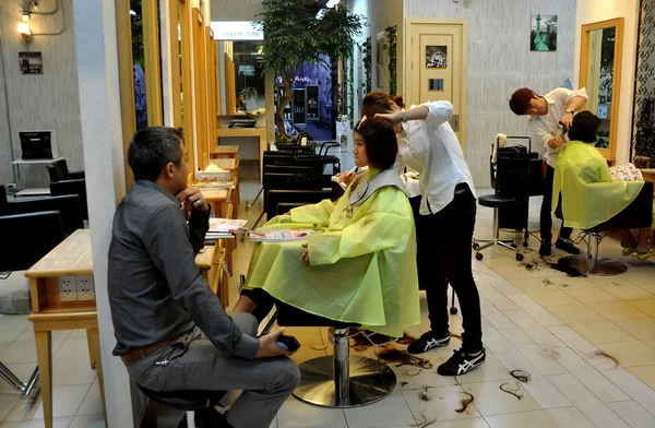 Bangkok, Thailandia: Hair Stylist Lavorando al MOGO Hair Salon — Foto Stock