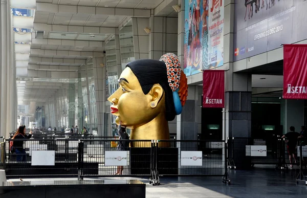 Bangkok. Thajsko: zlacená tvář sochy v domu Isetan — Stock fotografie