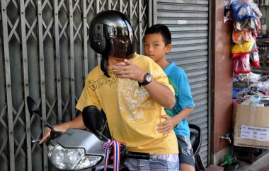 Bangkok, Tayland: baba ve oğul motosiklet