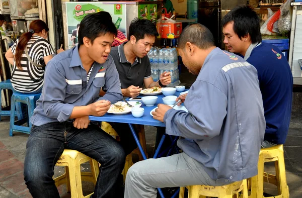 Bangkok, Tailandia: Cuatro hombres comiendo en Chinatown — Foto de Stock