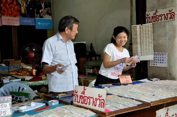 Bangkok, Tajlandia: mężczyzna i kobieta sprzedaży losów — Zdjęcie stockowe